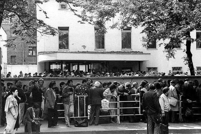 
Очередь за израильской визой, 1990 год. Москва, Большая Ордынка, 56