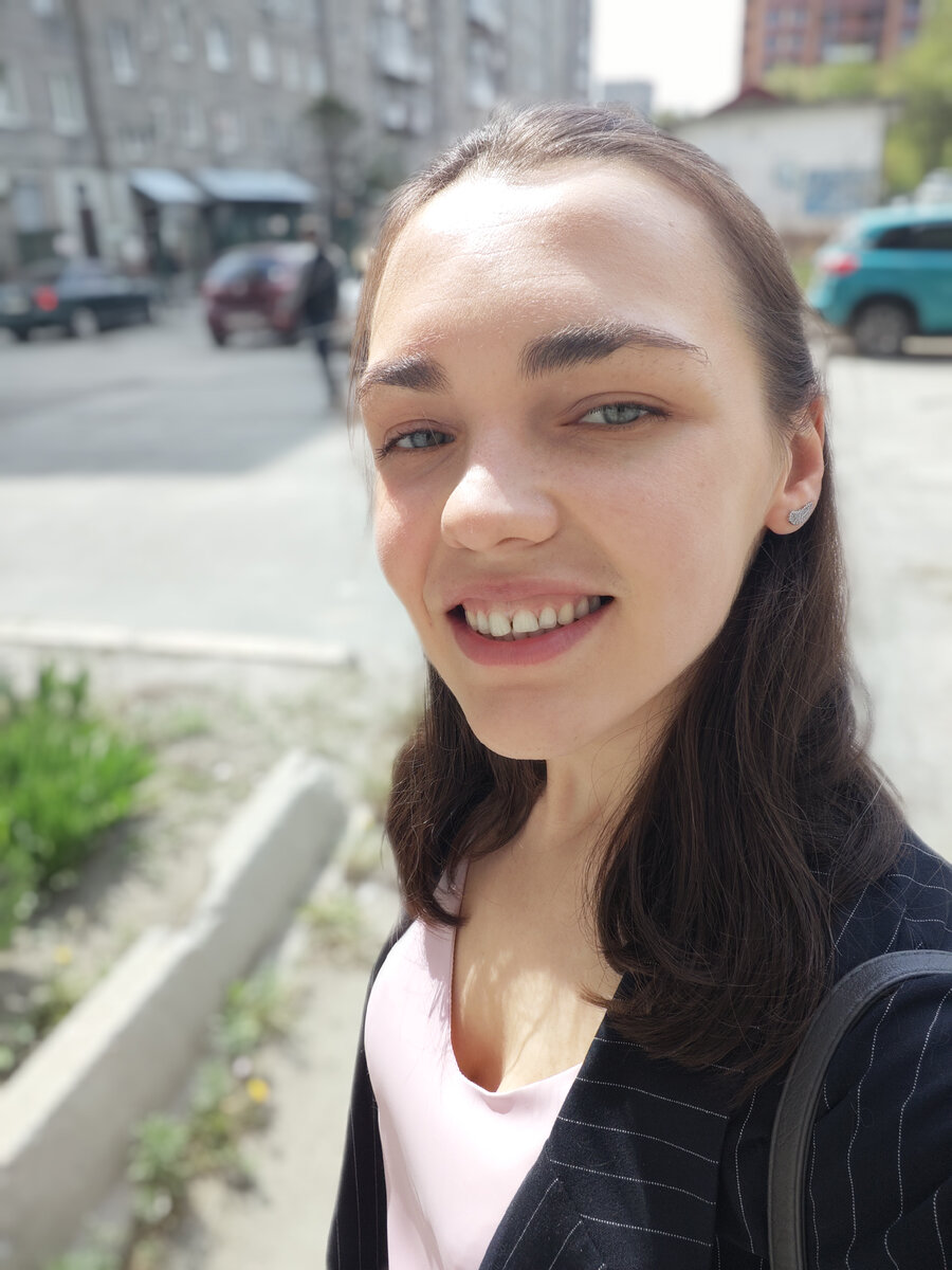 Сразу после стоматолога. Убрали мой скол на передних зубах.) 