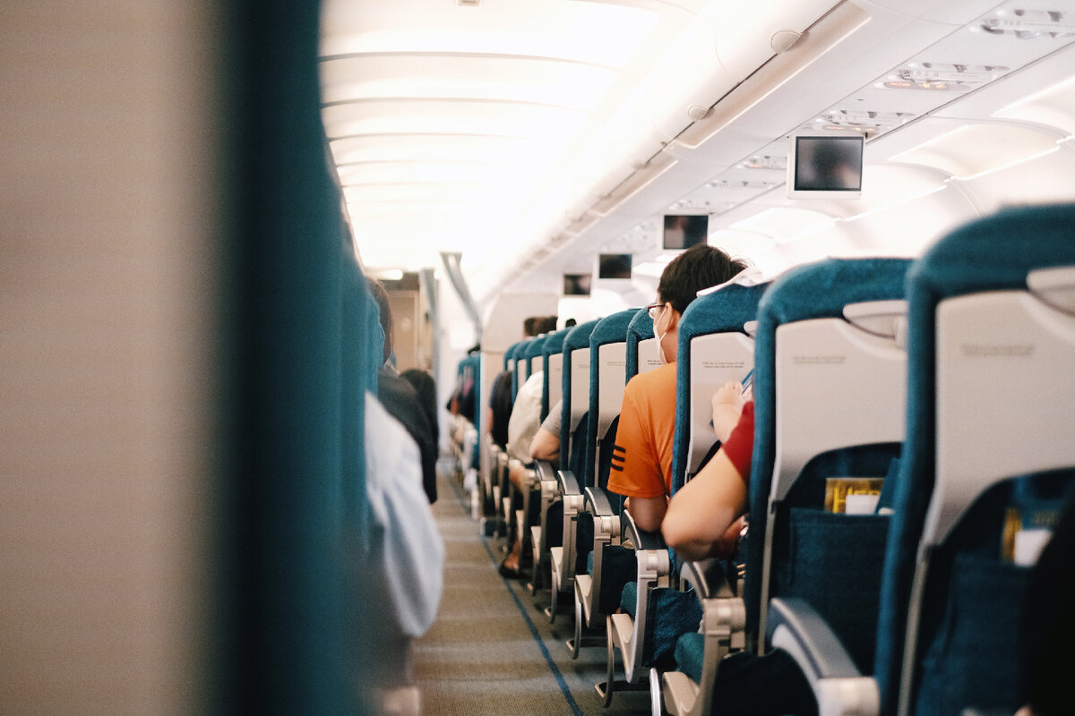 В жестковатом кресле самолета можно вздремнуть или почитать