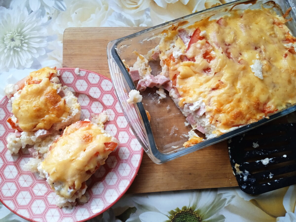 Запеканка с рисом, сыром и колбасой — вкусное и простое блюдо на каждый день, для тех кому важно, чтобы еда готовилась быстро и легко. К тому же, это всего лишь основа рецепта, такую рисовую запеканку можно готовить по-разному, экспериментируя с ингредиентами. Обязательно попробуйте!