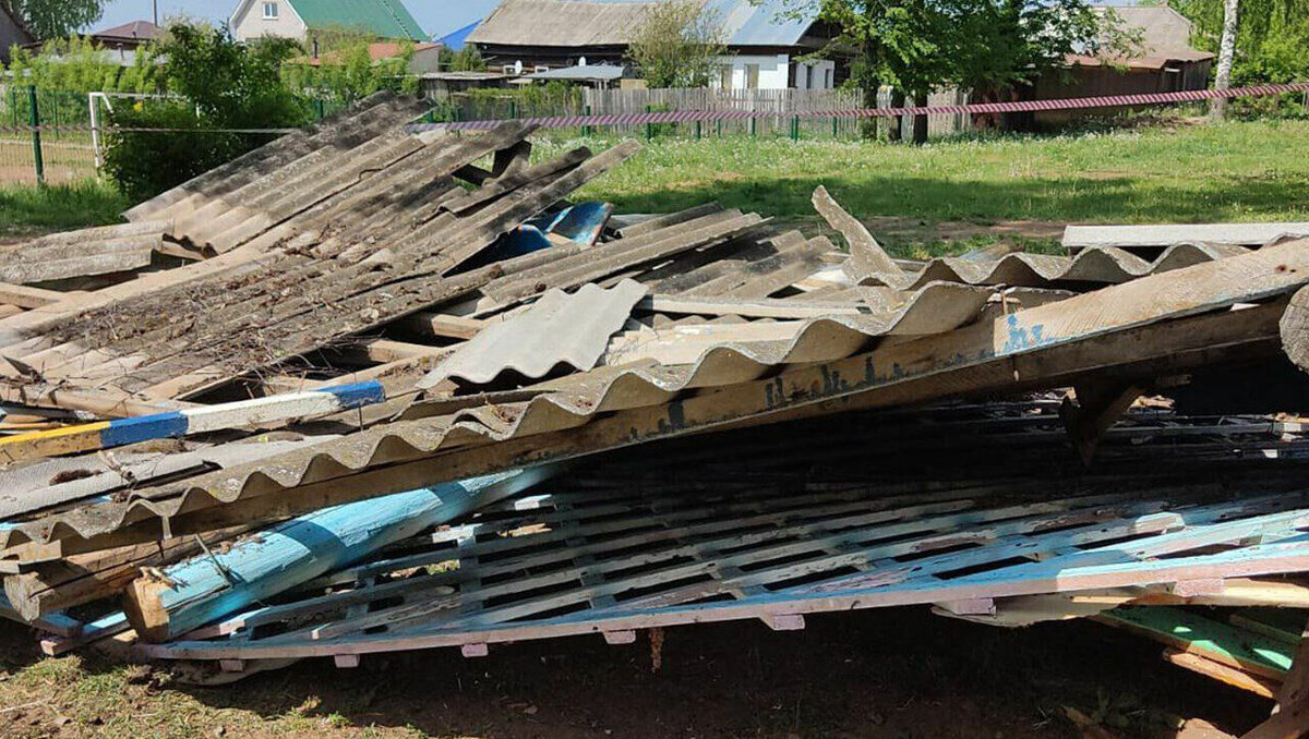    В школьном дворе в деревне Лудорвай обрушилась беседка, под завалами оказались шестеро детей. Аномальная жара в Удмуртии вызвала пыльные «смерчи». Стало известно, когда официально откроют пляж в Ижевске. Udm-info подводит информационные итоги среды, 24 мая.