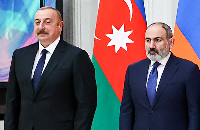    Президент Азербайджана Ильхам Алиев и премьер-министр Армении Никол Пашинян (слева направо).Петр Ковалев/ТАСС
