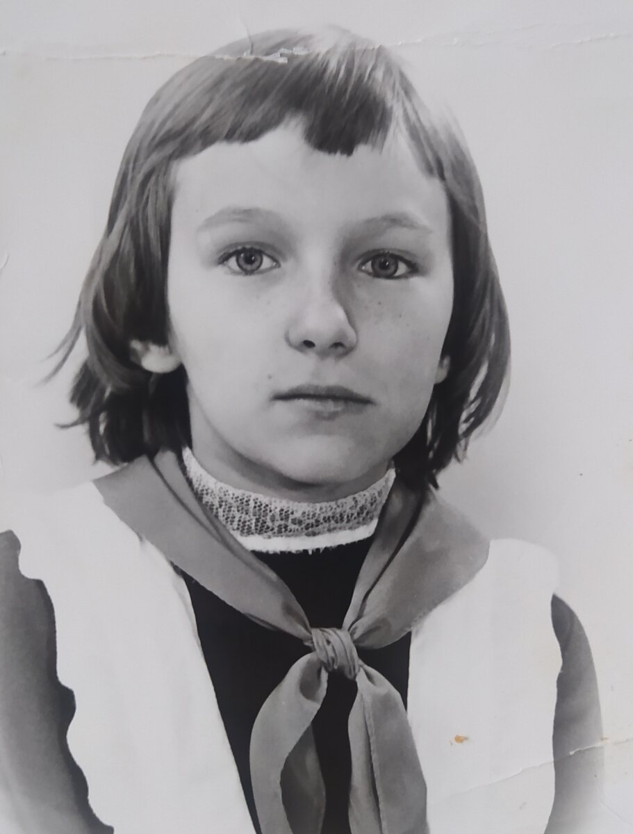 Грех, видимо, не посмеяться,  чёлку сама кромсала, до кучи😄