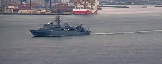 Наши военные корабли сейчас официально охраняют Босфор. Корабль "Иван Хурс" Черноморского флота РФ на страже порядка и спокойствия.