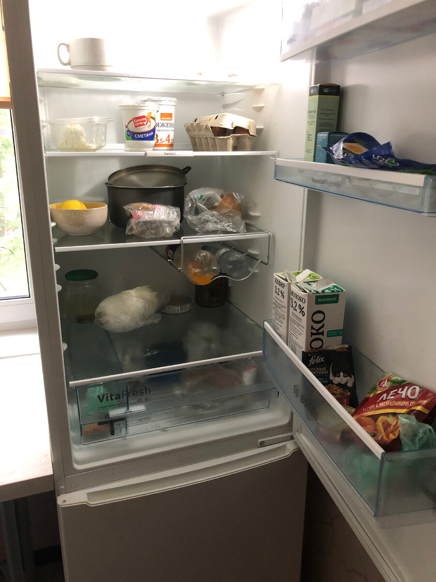 Так выглядит мой холодильник. Морозилку даже не открываю: там еще меньше всего осталось
