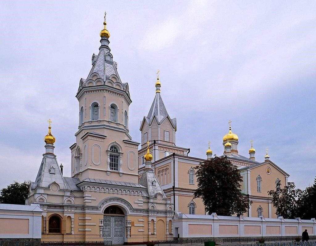 Монастырь находится в городе Корце Ровенской области Украины.  В церковном отношении находится в непосредственном ведении патриарха Московского и всея Руси.  Собственником монастыря является Священный синод Русской православной церкви.