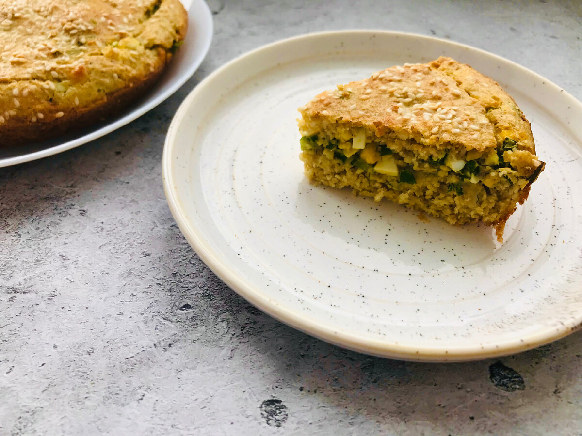 Быстрый заливной пирог с луком и яйцом