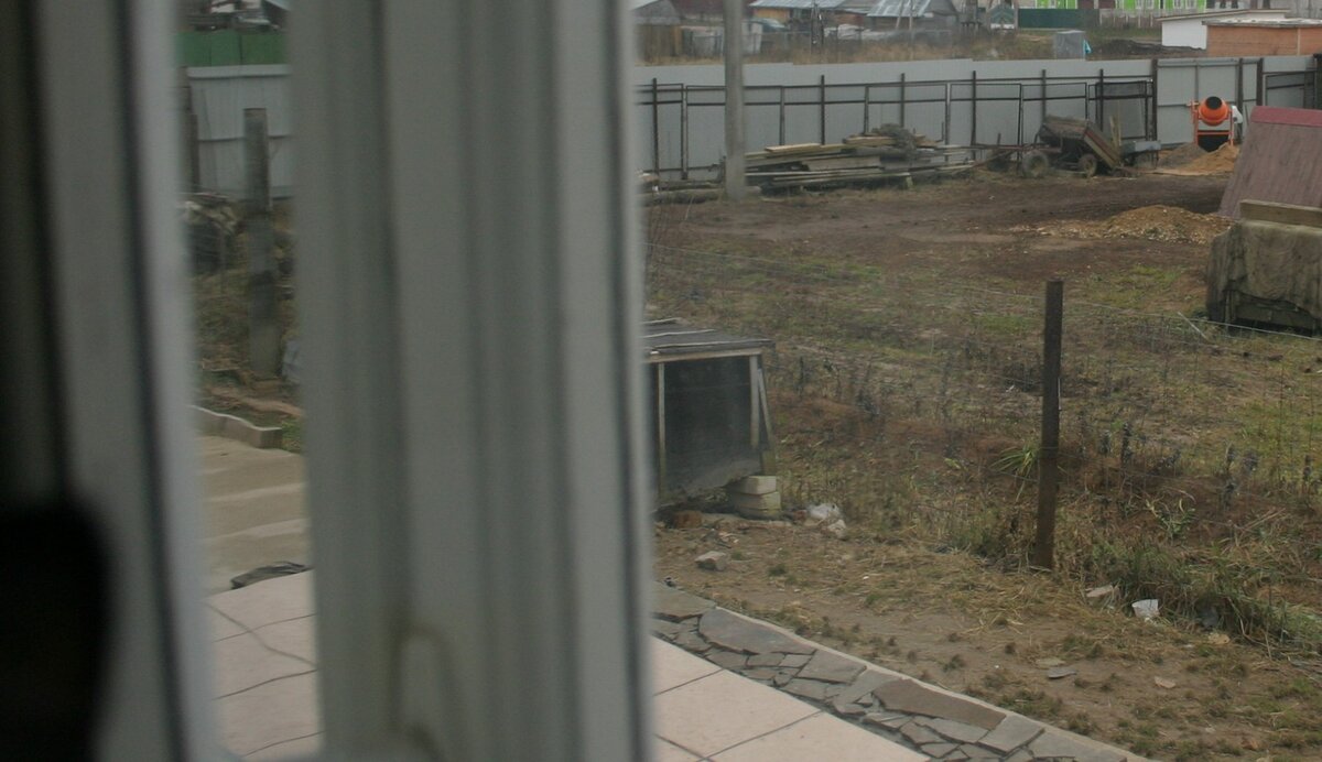 Вид из окна кухни. Здесь ещё всё на месте, но на ступенях песчаник уже стал отваливаться.