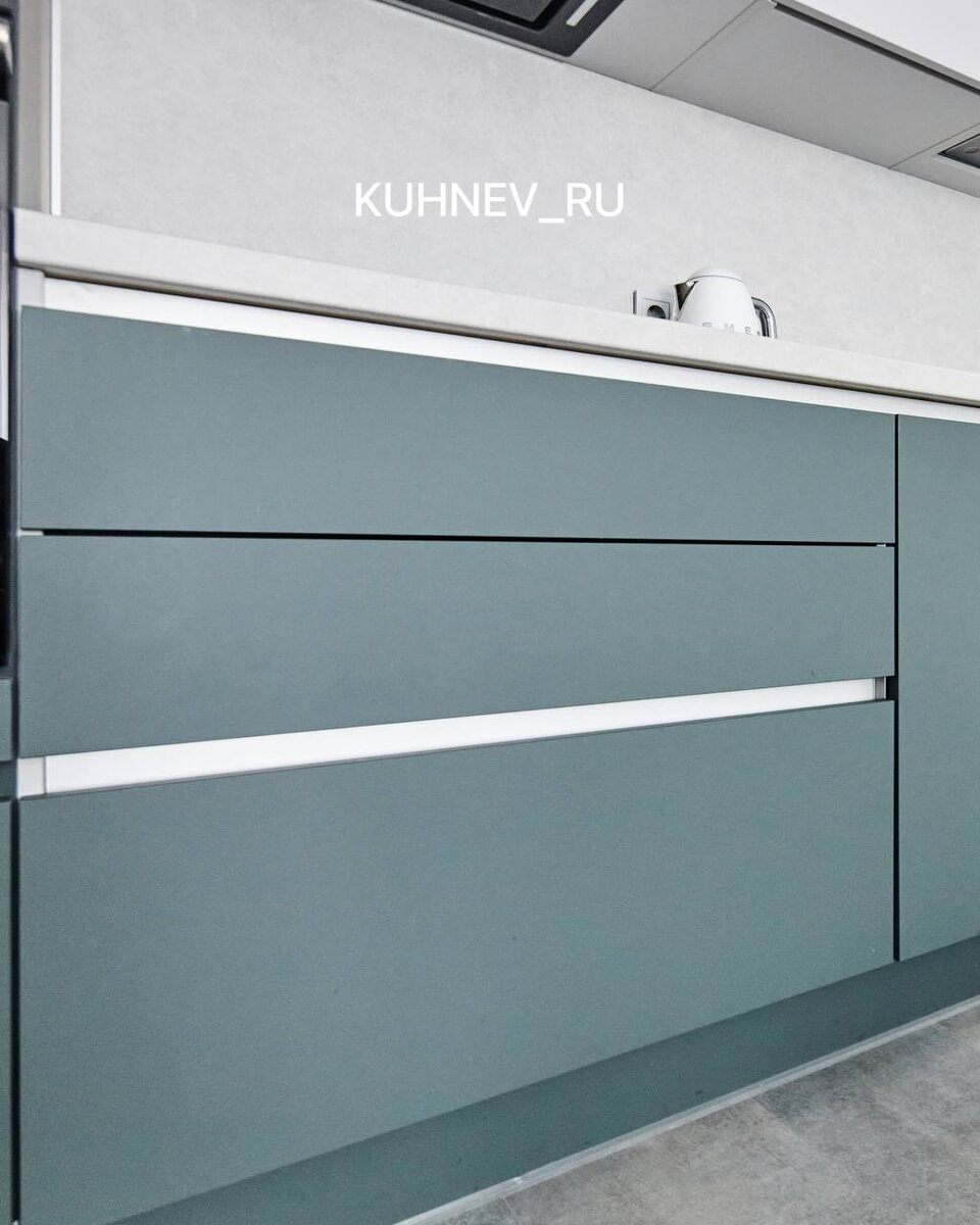 Кухня с фасадами Fenix от Кухнев. Детали