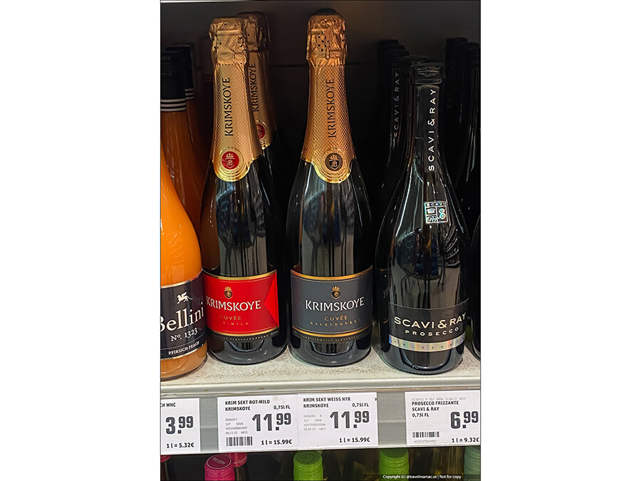 Это было довольно неожиданно: в маленьком провинциальном супермаркете вдруг встретить … «Крымское шампанское». Причем, сразу двух видов: белое брют и полусухое красное.