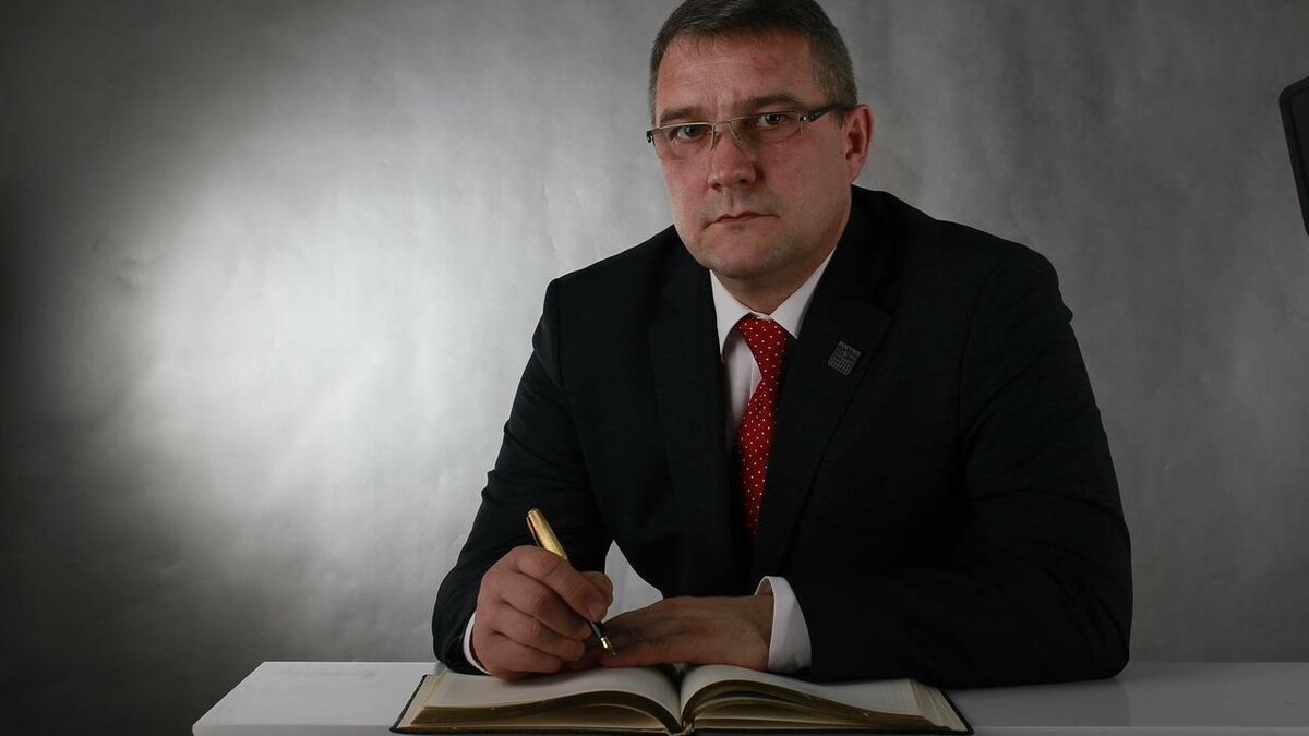     Известный юрист из Владивостока Александр Малахов раскрыл подробности своей судебной тяжбы с Юридической школой ДВФУ. Оказалось, что желание поделиться своим многолетним опытом может привести к неприятным последствиям.