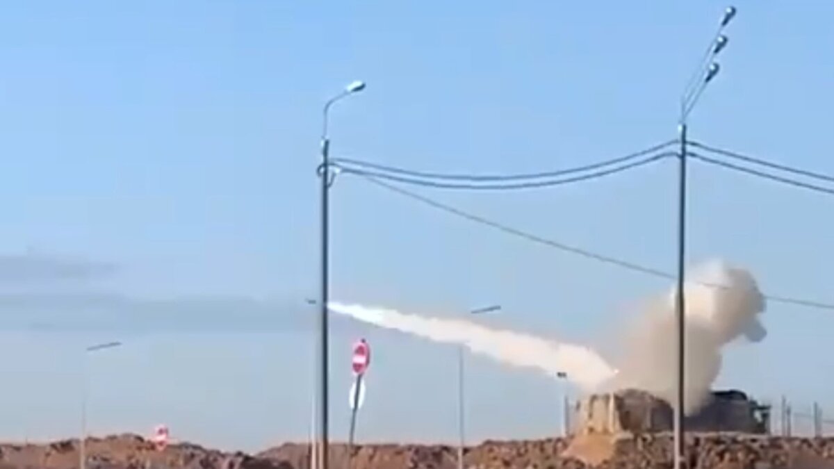     В Сети появилось видео, на котором запечатлена точная работа зенитного ракетно-пушечного комплекса (ЗРПК) «Панцирь-С», во время утренней атаки беспилотников по Москве.