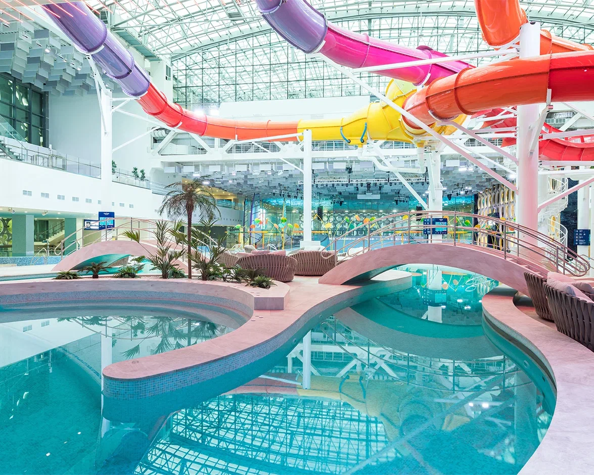 Сезонный пляж с подогреваемыми бассейнами, лежаками и качелями