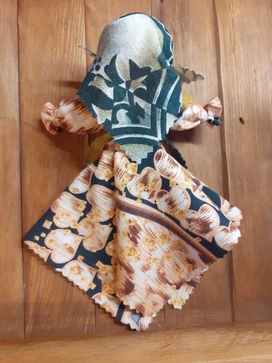 Куколка Кормилка. Вид со спины