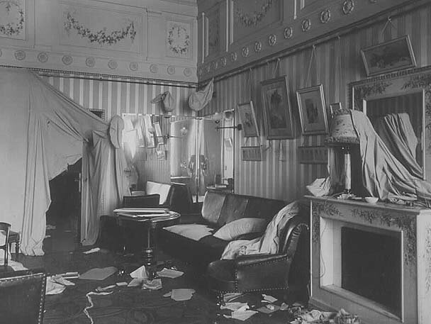 Будуар императрицы Александры Федоровны после штурма Зимнего дворца в октябре 1917 года.