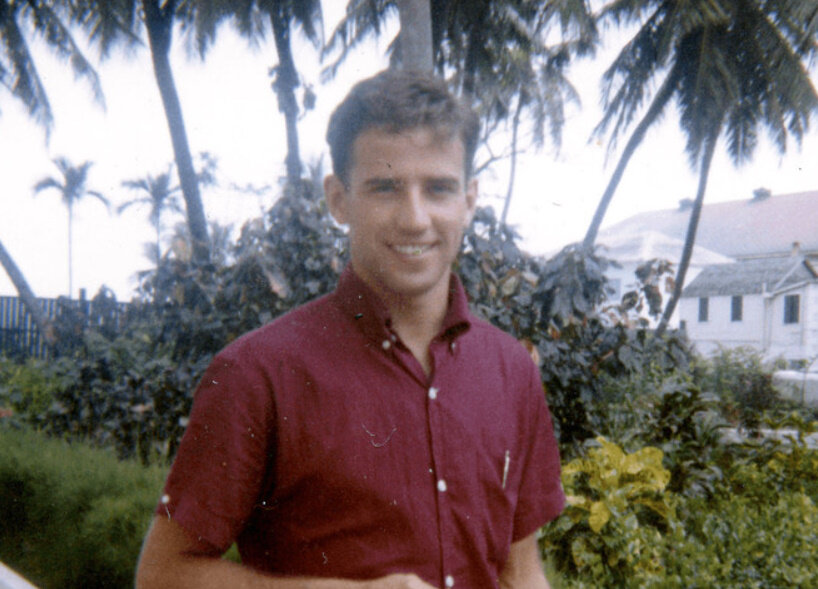 Джо Байден стал старейшим президентом США за всю историю страны. За его плечами насыщенная жизнь, в которой были и взлеты, и болезненные падения. В молодости будущий лидер страны считался самым настоящим мачо, и это даже в некоторым смысле мешало его политической карьере.