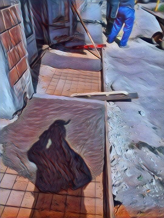 Классно я на фото получился. Моя тень с одним рогом.