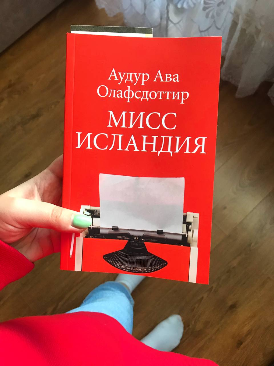 Обложка мягкая, но на ощупь ооочень приятная - бархатная такая :)