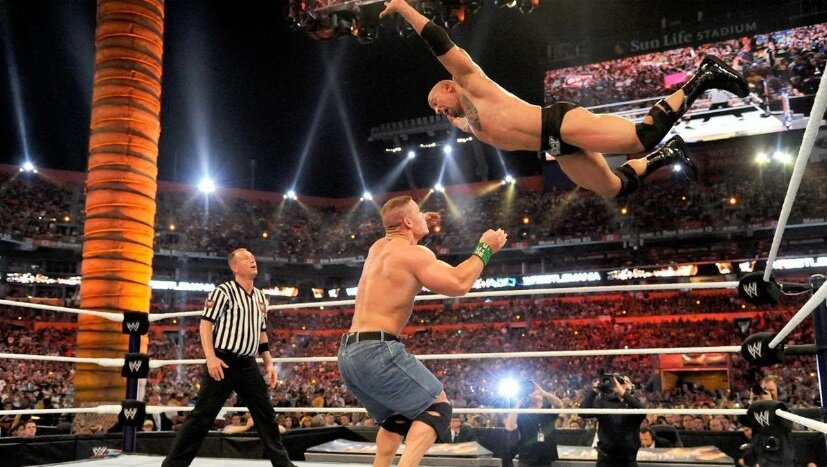 Физподготовка у рестлеров – будь здоров! «Скала» исполняет акробатический прыжок с канатов на соперника. Фото в свободном доступе