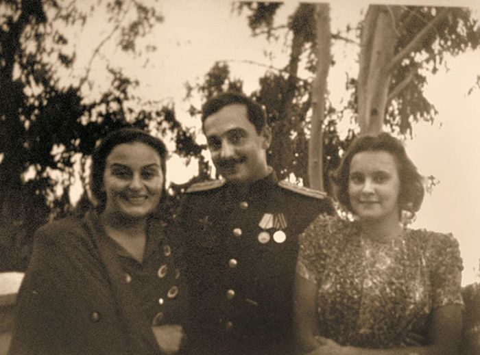 Серго с матерью и женой. Фотография из открытого источника