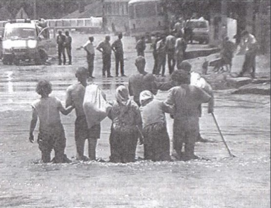 Жители эвакуируются из района Старой Станицы 22 июня 2002 года