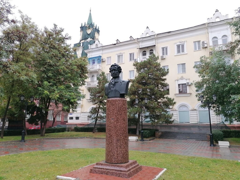 2. Автор  - белорусский скульптор, народный художник СССР Заир Исаакович Азгур (1908-1995).  Бюст (бронза) установлен в 1958 году, в рамках празднования 400-летнего юбилея Астрахани.