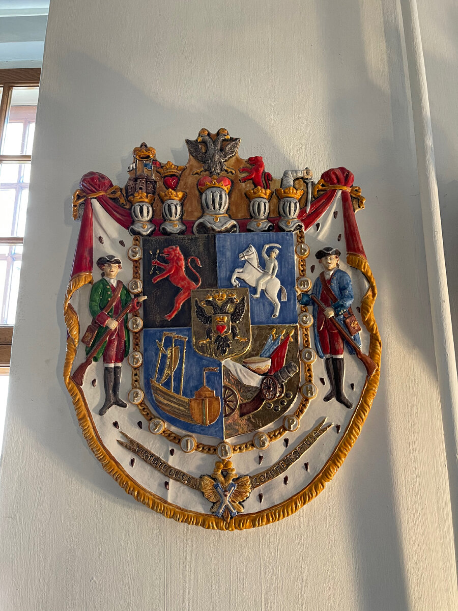 Один из гербов хозяина дворца, в который мы направляемся