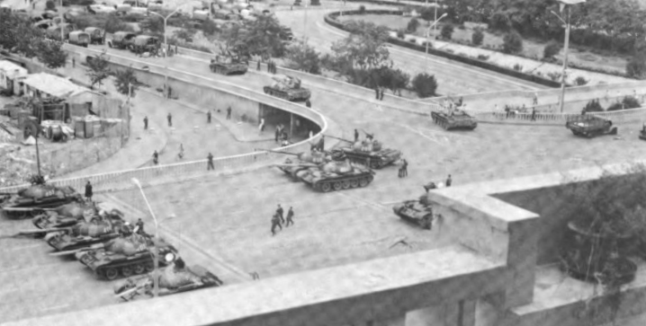 Фотография, сделанная из дипломатической резиденции США, на которой изображены китайские танки в Пекине, июль 1989 года (источник: Pete Campolongo. US Department of States. Общественное достояние, commons.Wikimedia)