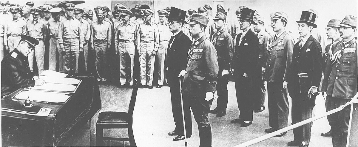 Советский представитель подписывает Акт о капитуляции Японии