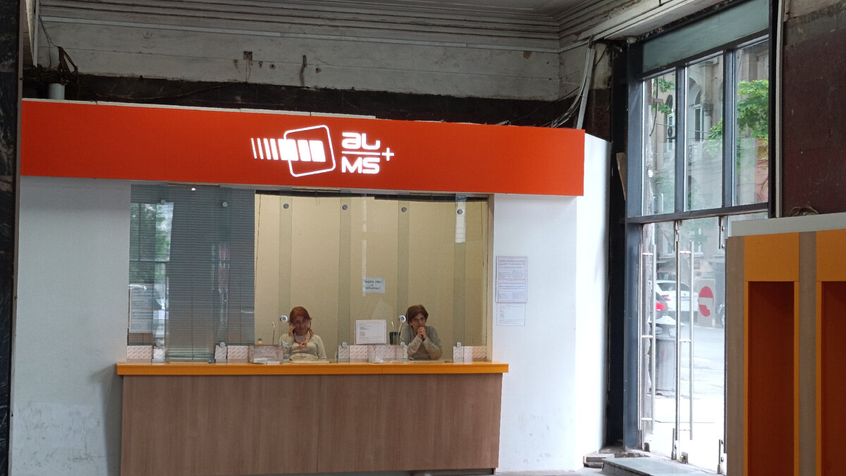 Купить проездную карту Тбилиси можно в кассах на любой станции метро и канатной дороги, где висит вывеска MS+. 