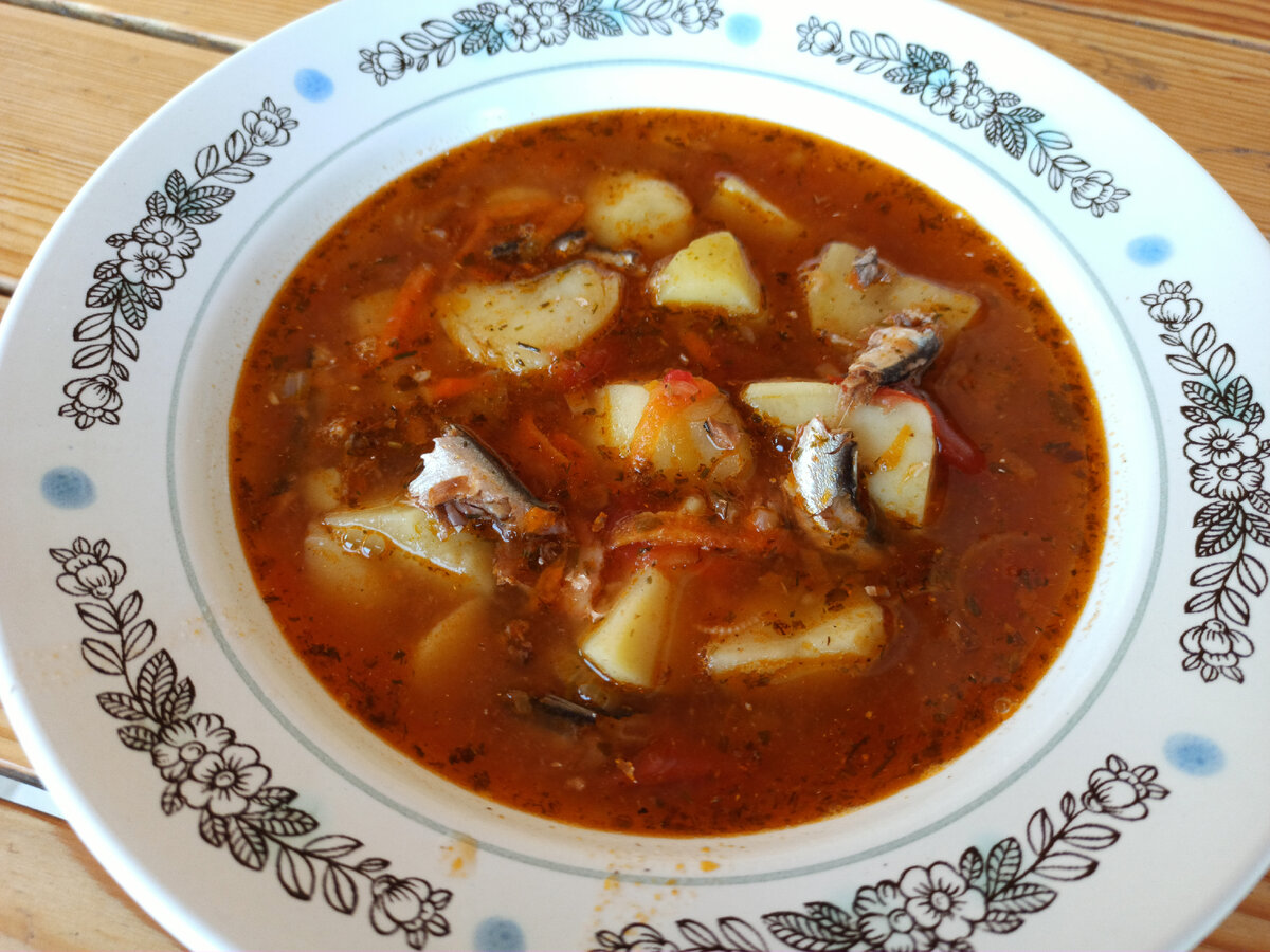 Простой, быстрый и вкусный суп. Рецепт (кастрюля 5 литров): Килька в томатном соусе - 3 банки Лук - 1 шт. Морковь - 1 шт. Помидор - 2 шт. Картофель - 3-4 шт.