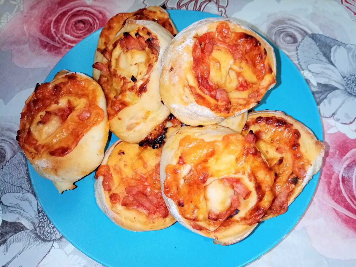 Дрожжевое тесто замешанное в хлебопечке по этому рецепту получается воздушное, булочки(выпечка) получаются мягкие и долго не черствеют. В качестве начинки для булочек можно использовать не только твёрдый сыр и ветчину, но и другие ингредиенты. К примеру, можно сделать дрожжевые булочки с капустой, картофелем, горохом и даже сладким творогом. С любой начинкой будет вкусно, но с ветчиной и сыром мне нравится больше поэтому сегодня испекла именно с этой начинкой.