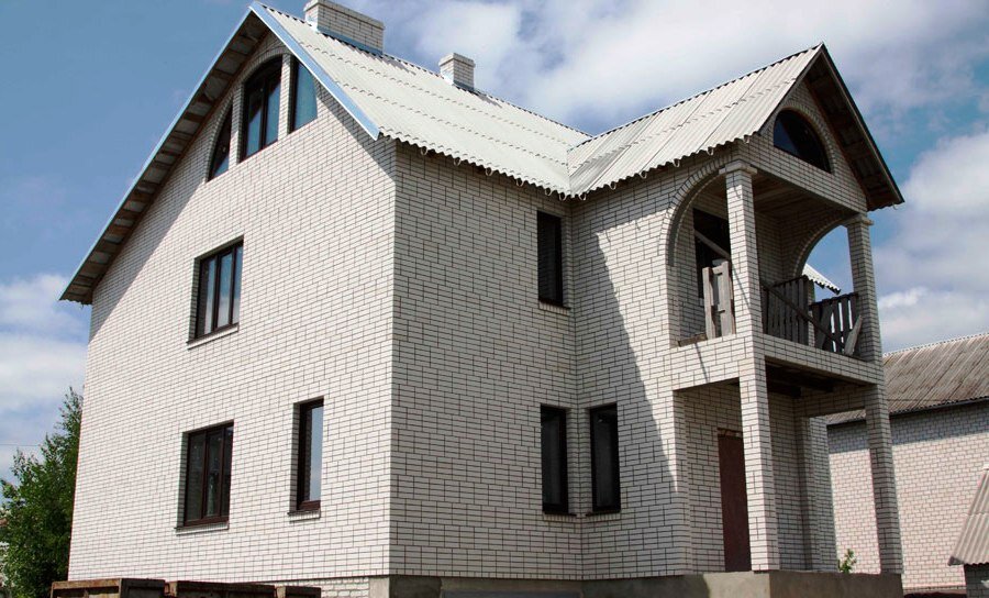 Клинкерная плитка roben montblanc. Дом из белого кирпича. Силикатный кирпич фасад. Силикатный кирпич дом. Белый кирпичный дом.