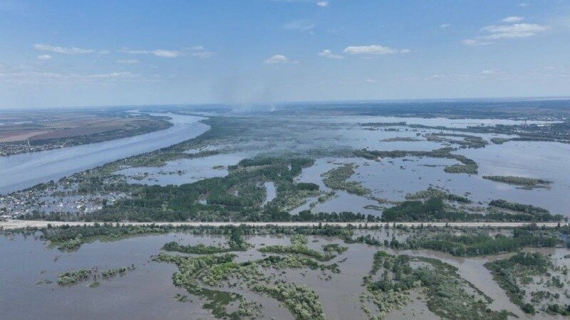     В ночь на 6 июня была разрушена Каховская ГЭС. Начался неконтролируемый сброс воды. Несколько городов оказались затопленными. Каховская ГЭС полностью ушла под воду.