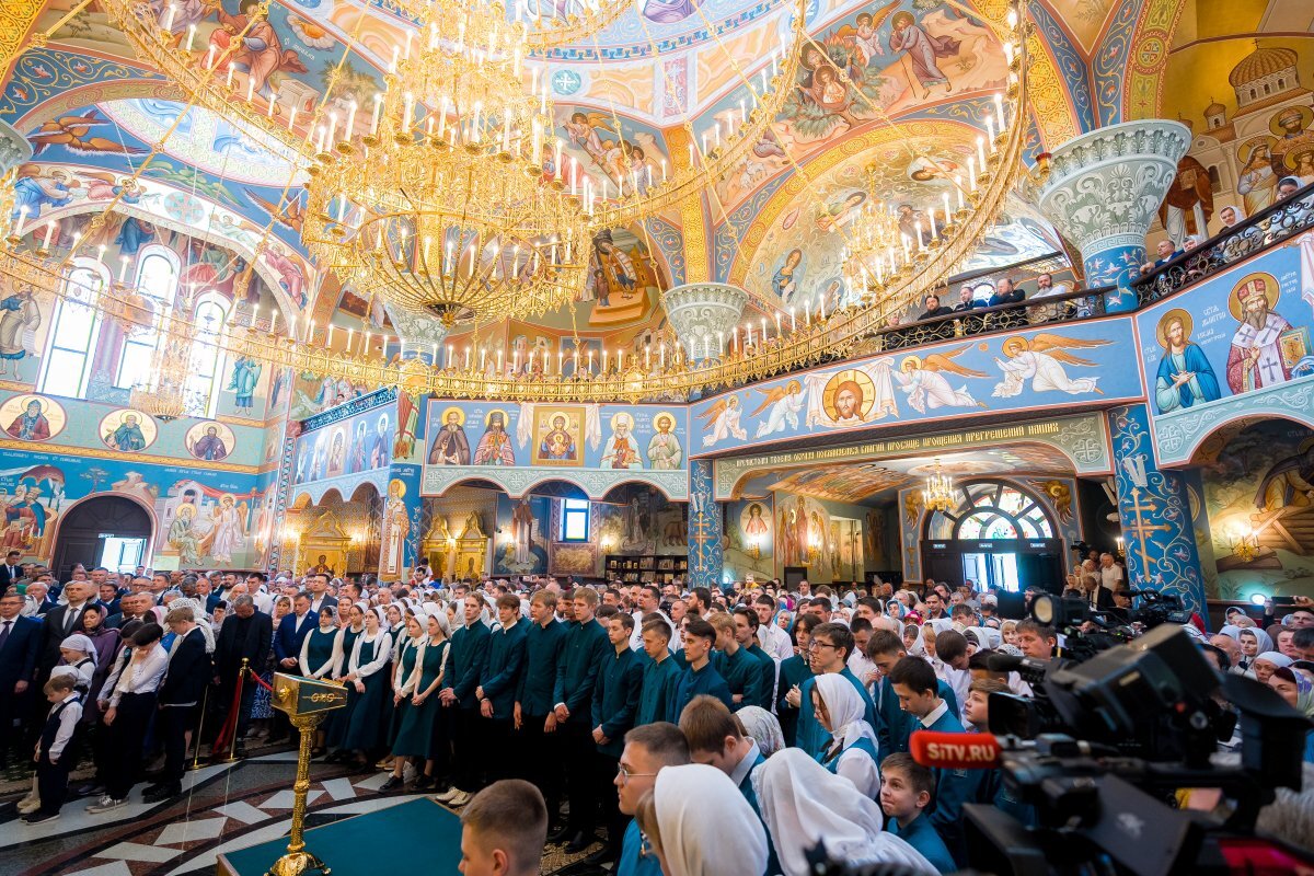    Храм сегодня обретает своё рождение и открывает двери для молитвы.