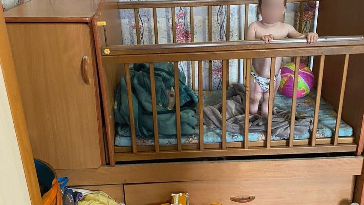     В Абакане полиция изъяла 5-летнего, 3-летнего и годовалого детей у пьяных родителей, еще с мая отмечавших День Пограничника. Малыши болели, спали на грязном одеяле и жили среди объедков и мусора.