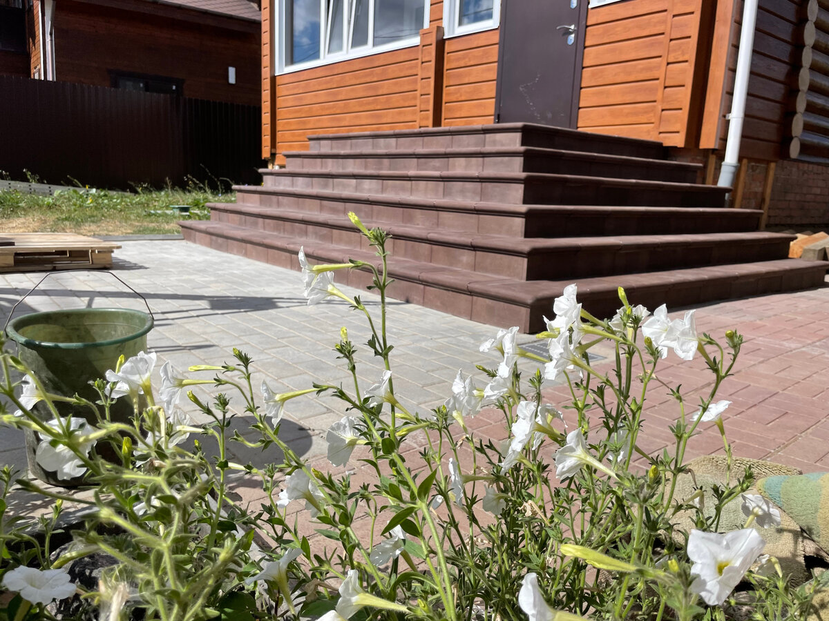 Крыльцо со ступенями из полимерно-песчаного композита Weeco: легко смонтировать, просто ухаживать!