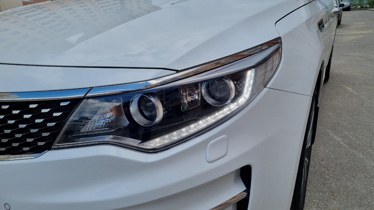 Пример работы ДХО на KIA OPTIMA. Внизу фары зажигается светодиодная "ресничка". Горит всегда и днем и ночью, видно ее издалека