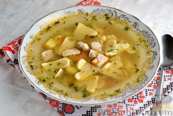 куриное филе, картофель, морковь, лук репчатый, масло растительное, зелень укропа, перец чёрный молотый, соль, яйца, мука,