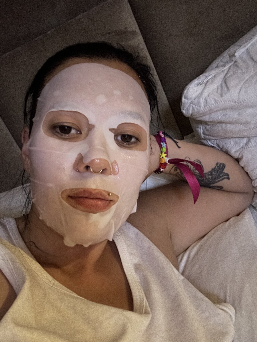 Это я ☝️как вы поняли годы меня нещадят, но я все равно верю, что слизь из жопы улитки меня спасет.