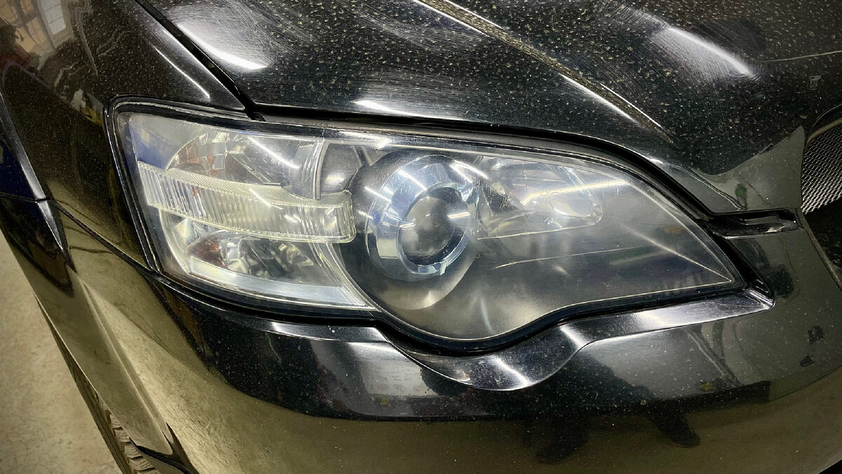 На комплексе по улучшению света в нашей студии Subaru Outback. Штатно на автомобиле установлены галогеновые фары, в которые установили ксенон.