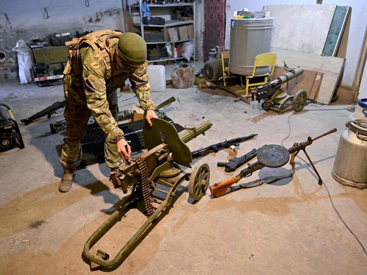    Боец ЧВК "Вагнер" демонстрирует трофейное оружие, найденное на позициях ВСУ в Артемовске© РИА Новости / Евгений Биятов