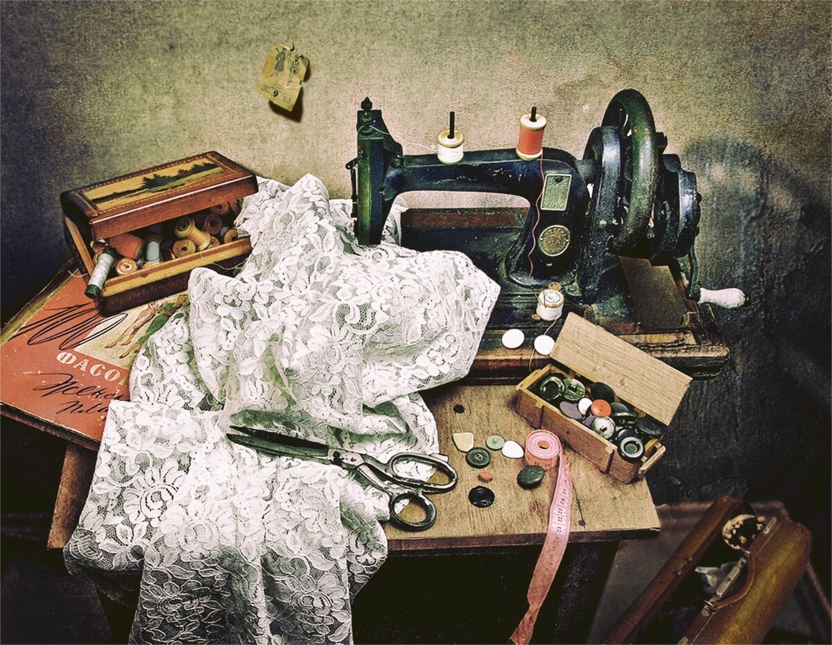 Мастерские швейных машинок. Швейная машинка Зингер Белошвейка 19 века. Натюрморт со швейной машинкой. Винтажная швейная машинка. Фотосессия со швейной машинкой.