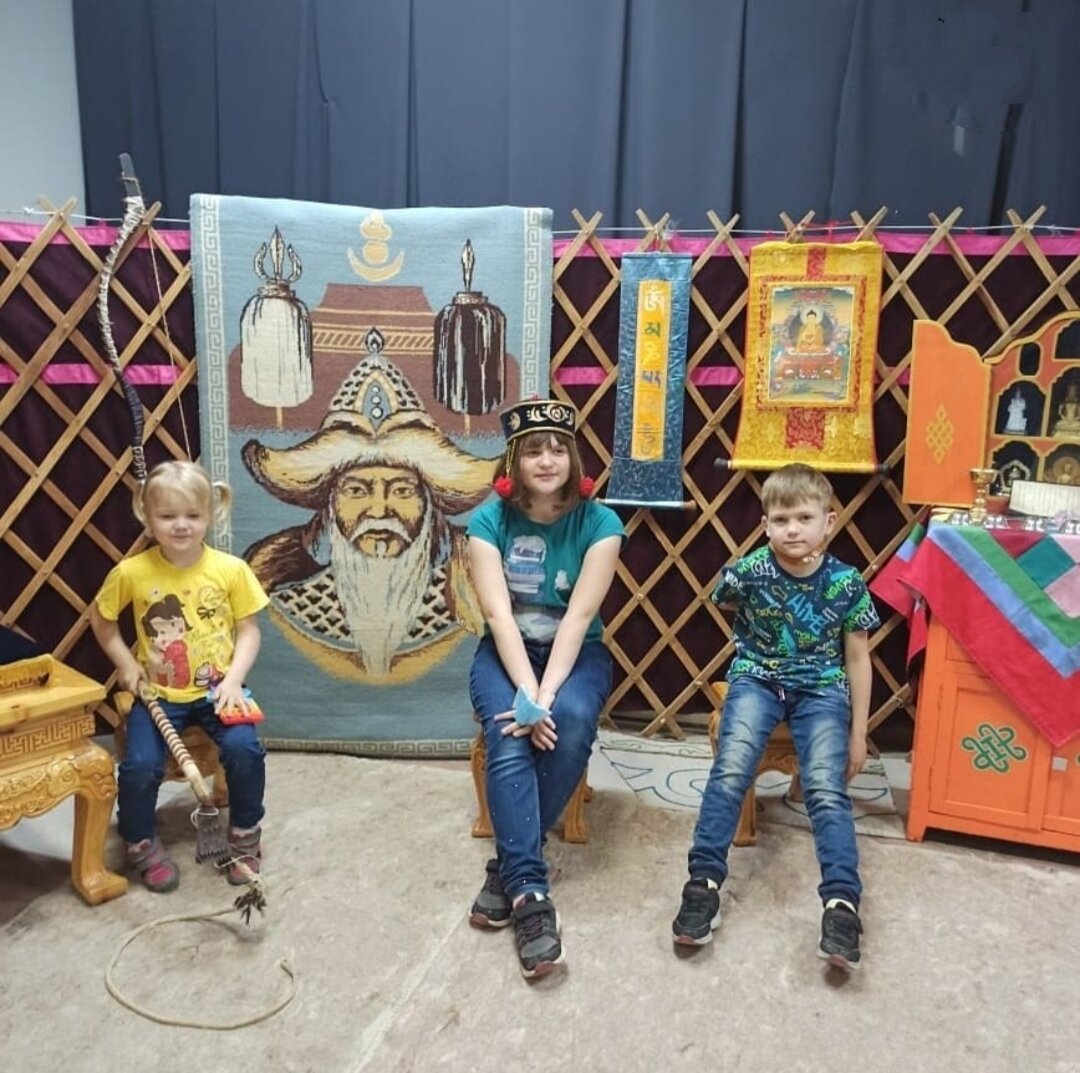 Национальный музей республики Калмыкия, Элиста. Здесь мало того, что сразу экскурсию провели, так ещё и отправили фотографироваться (за фото денег не взяли).