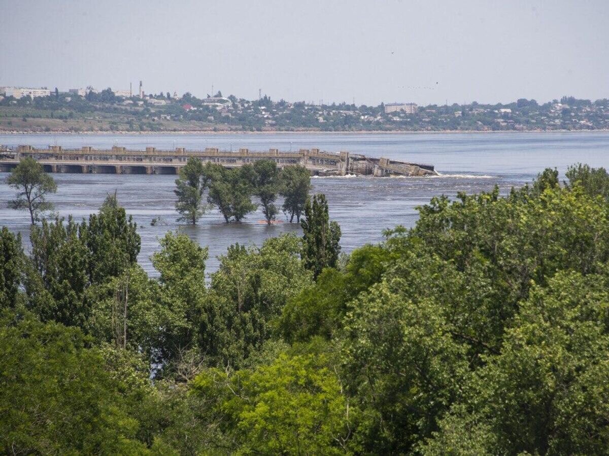    Разрушенная плотина Каховской ГЭС, расположенная по течению Днепра выше Херсона© РИА Новости / Дмитрий Макеев