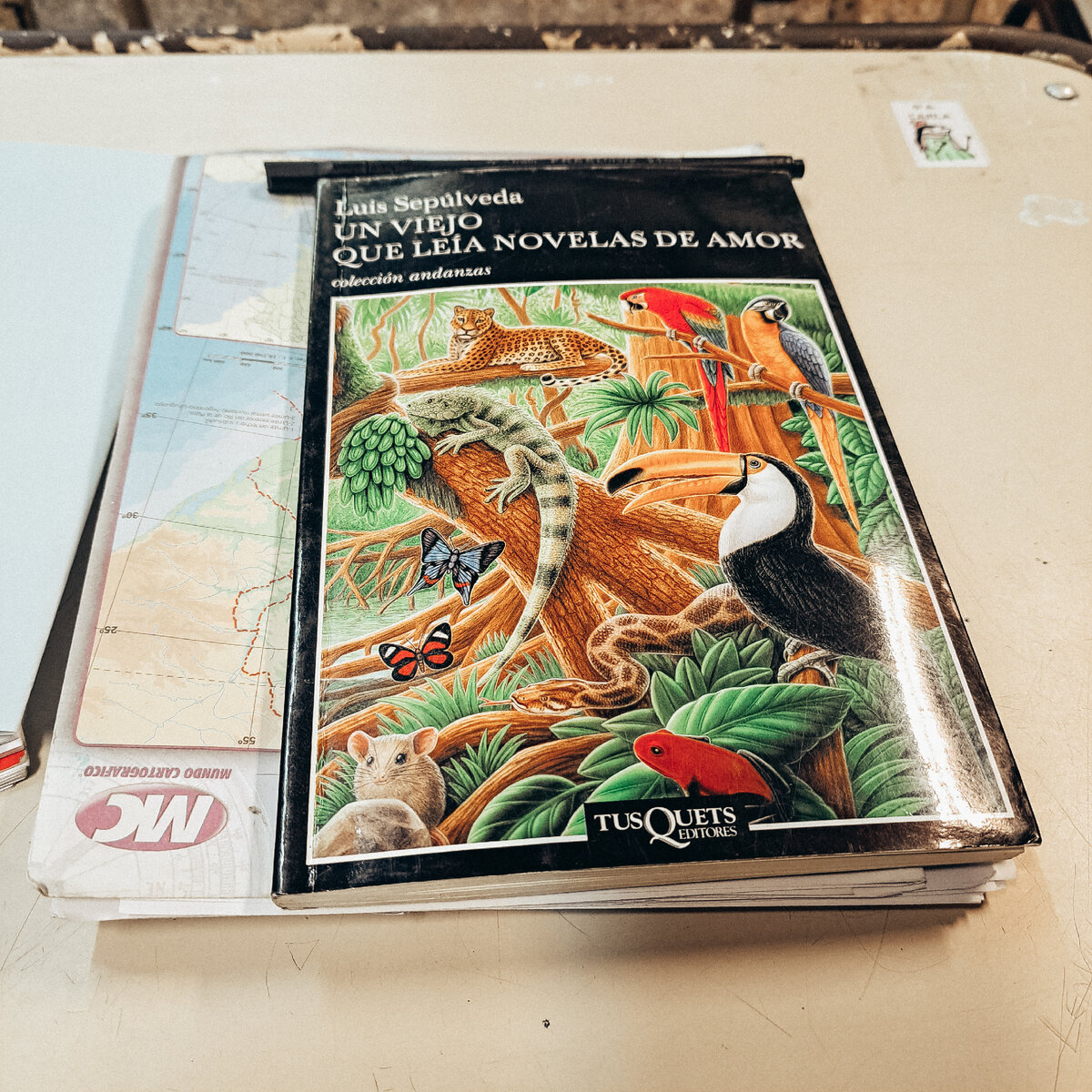 Фото автора. На практике языка читаем книгу "Старик, который читал любовные романы"