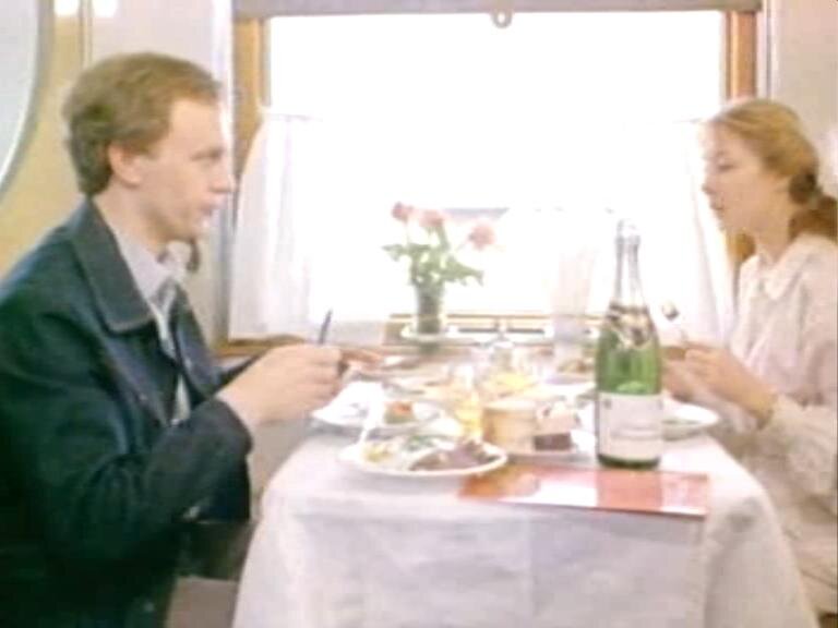 Кадр из фильма "Женатый холостяк" - скромный ужин в поезде Сережи и Тамары.