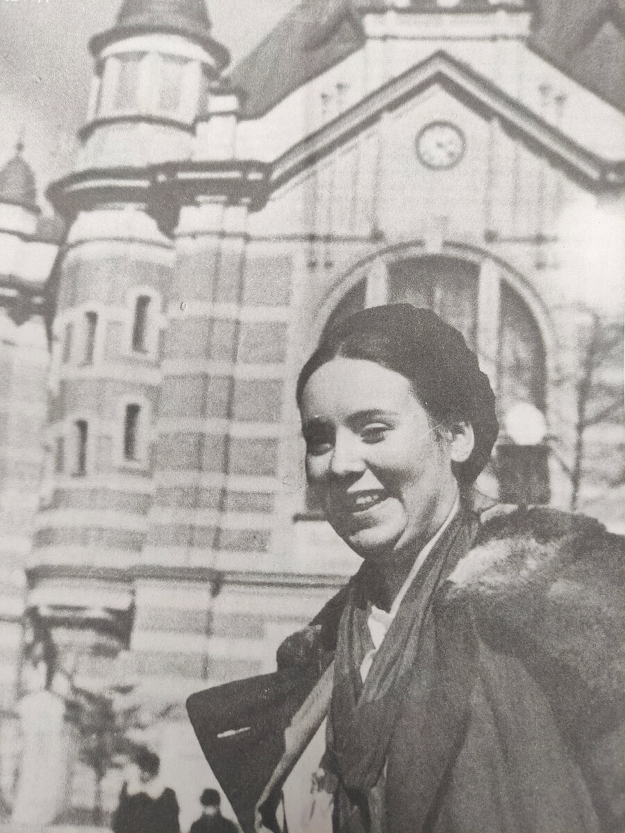 Тамара Лобастова, студентка 2 курса ЛЭТИ, 1941 год.