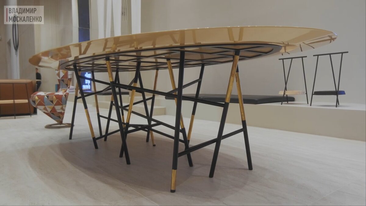 Стол Millepiede, шоурум Cappelini, Милан, автор: Dimore Studio