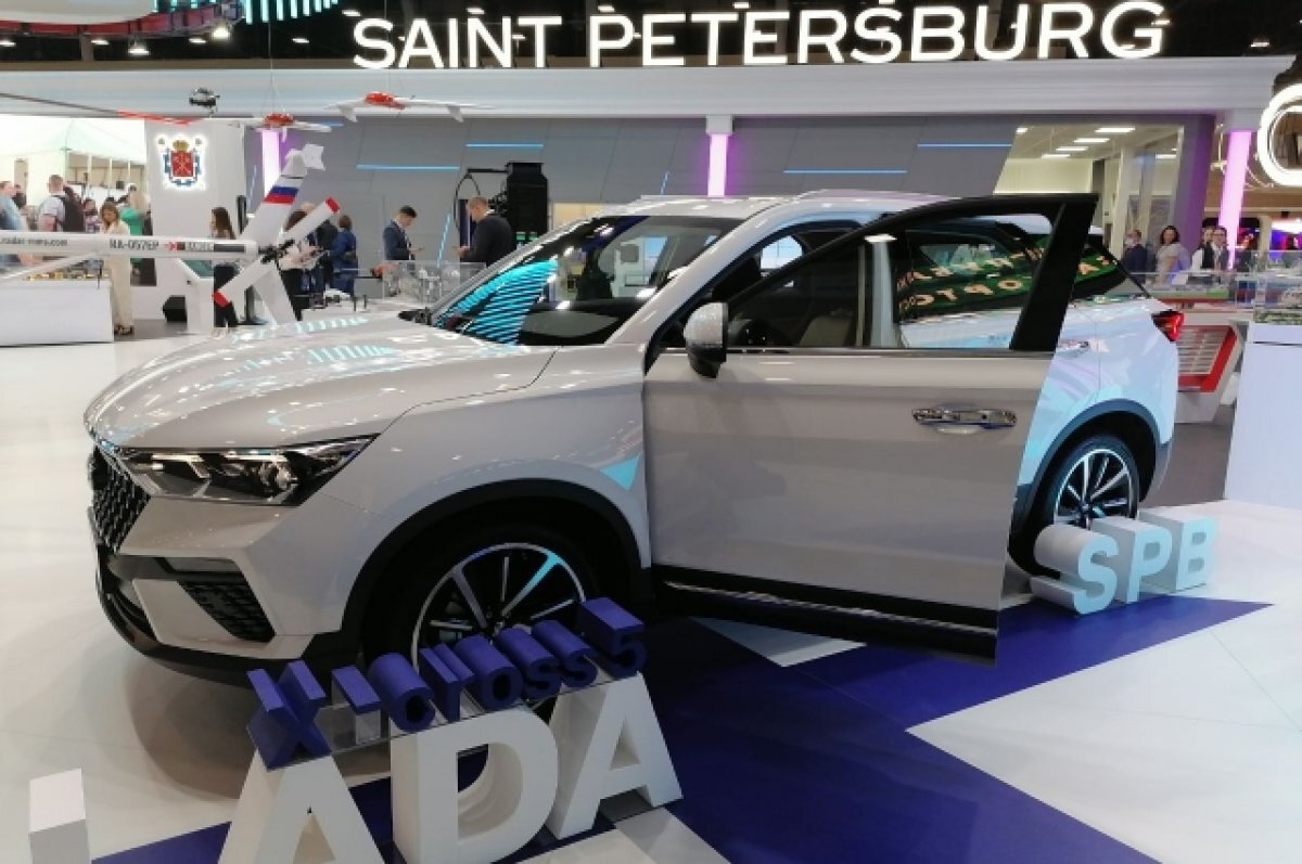    На ПМЭФ-2023 представили новый автомобиль Lada X-Cross 5